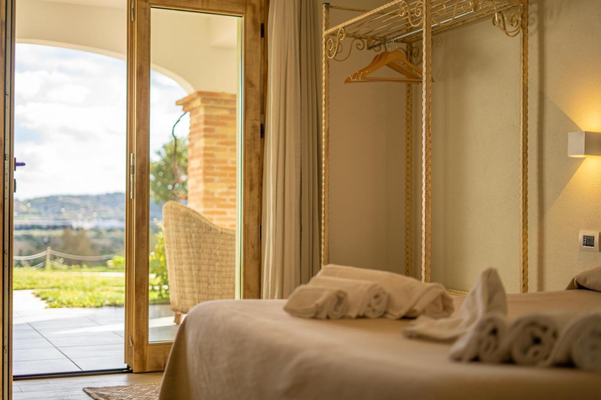 Hotel Essenza Di Mirto La Caletta Ngoại thất bức ảnh
