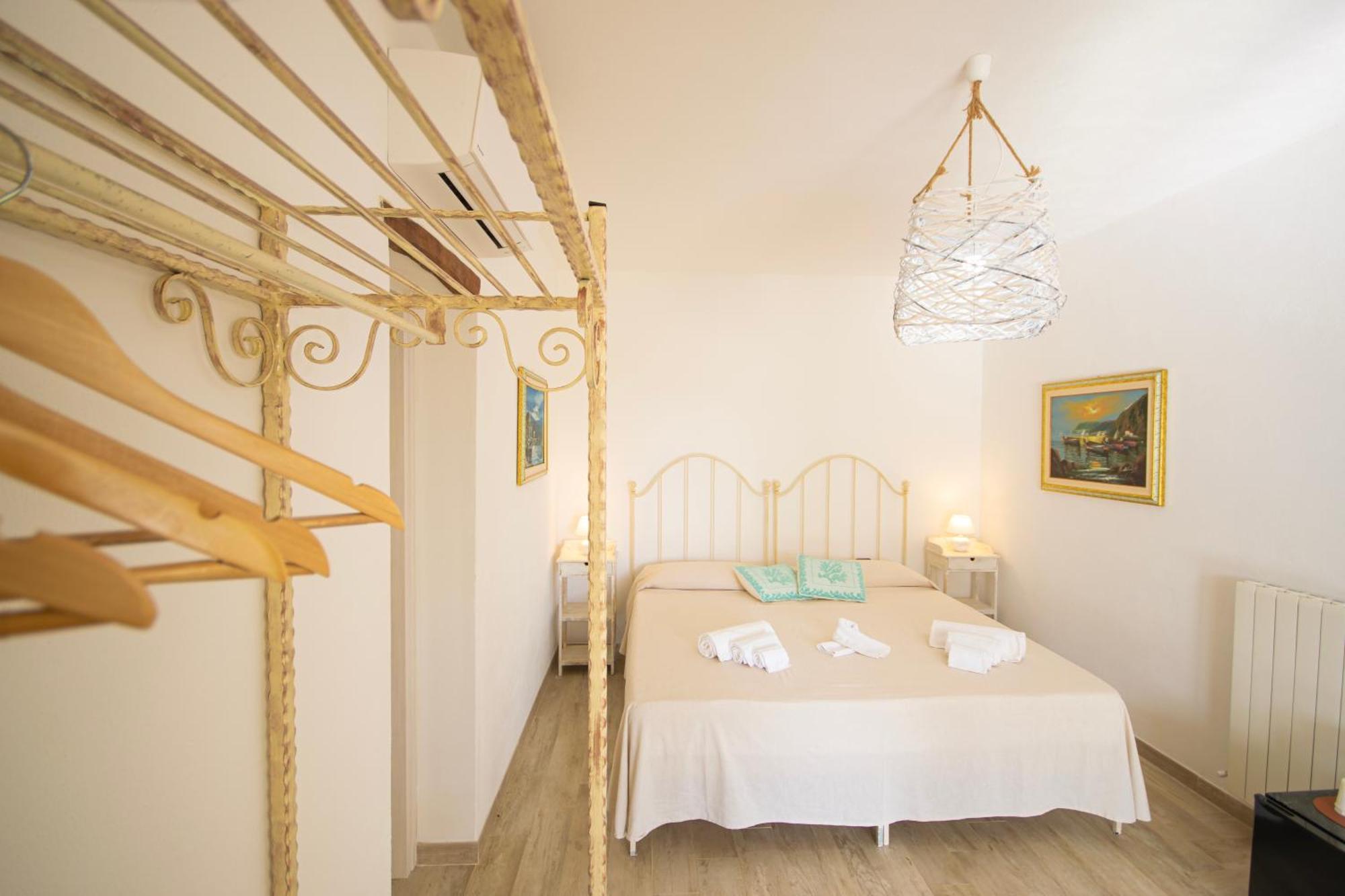 Hotel Essenza Di Mirto La Caletta Phòng bức ảnh