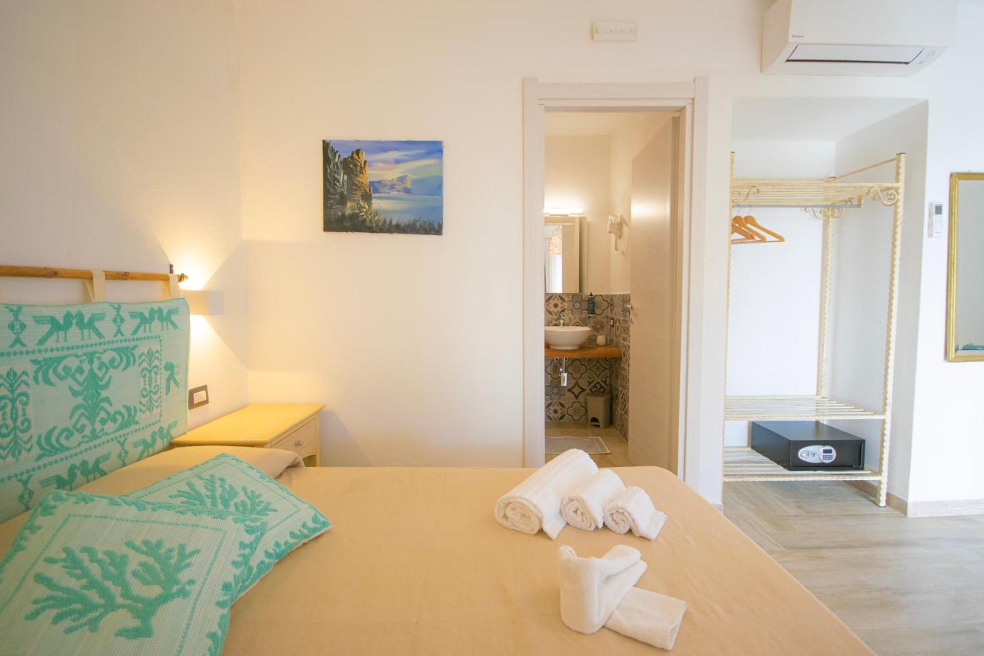 Hotel Essenza Di Mirto La Caletta Phòng bức ảnh
